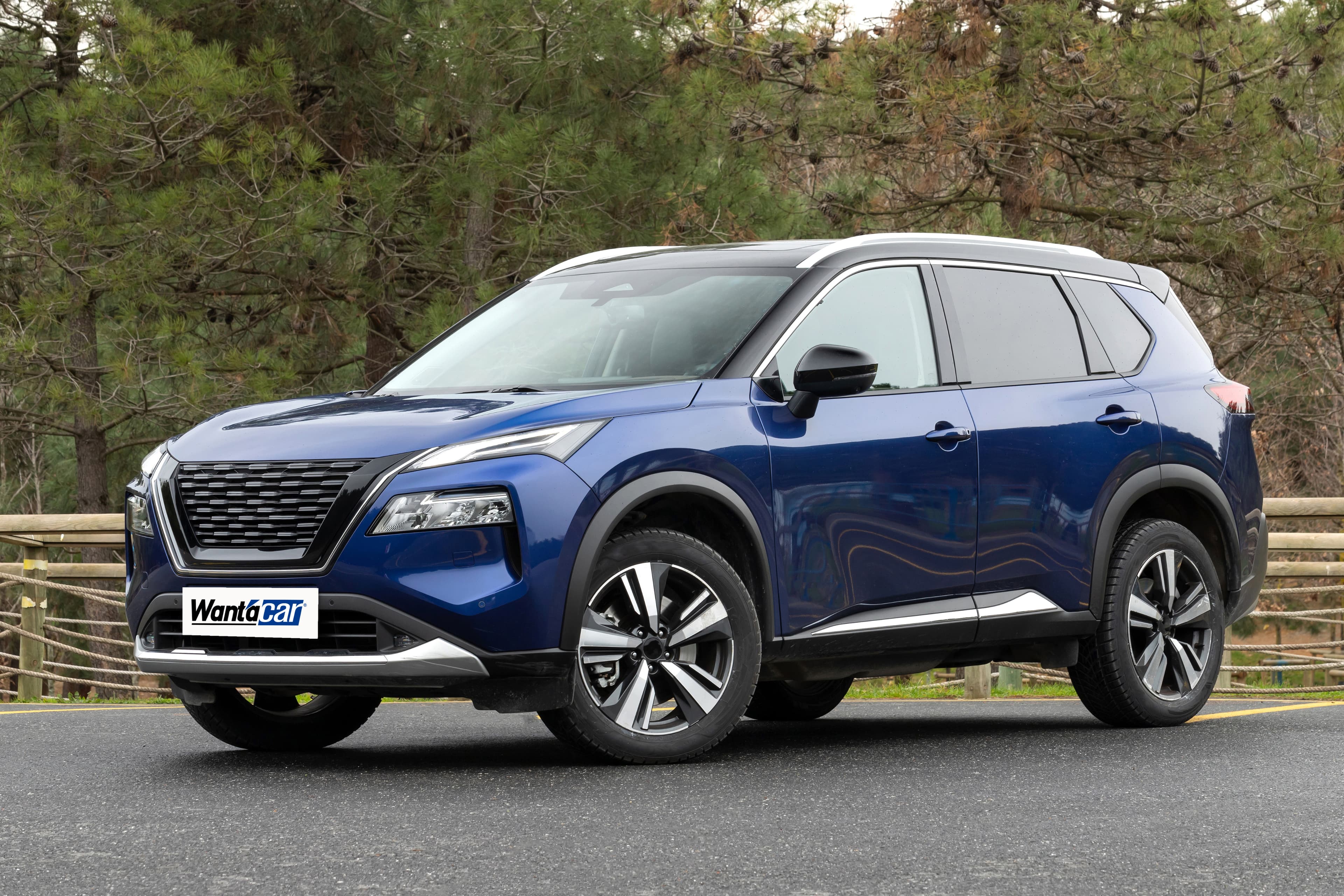 Μπλε SUV σε εξωτερικό χώρο